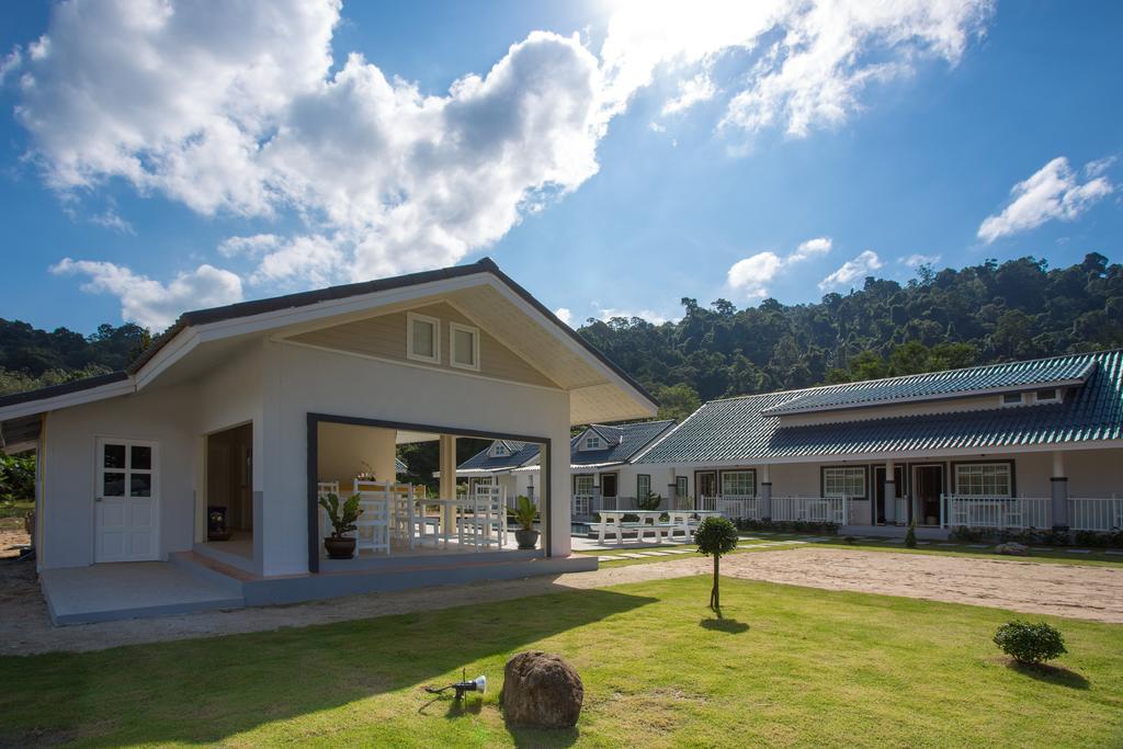 Suksompong Resort Khao Lak Exterior photo